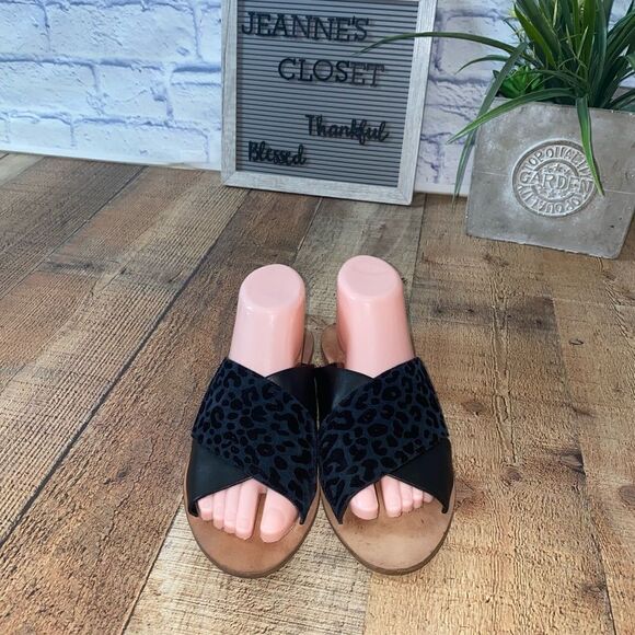 Diane Von Furstenberg
Baile Leopard-Print Suede Sandals - Picture 9 of 13